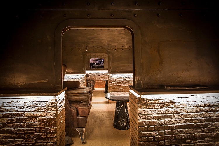 El curioso diseño de un bar subterráneo: Las hadas de hierro