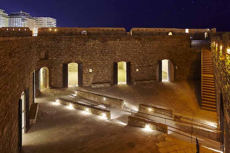 El encanto de la iluminación del Fuerte Victoria Grande en Melilla