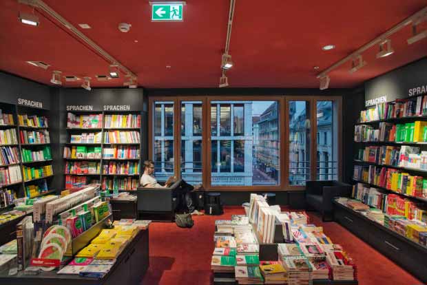 La renovación de Dussmann das Kulturkaufhaus con LEDs en Berlín 