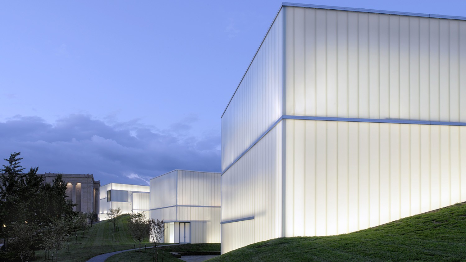Arquitectura de luz difusa: de qué manera diseñar 'edificios linterna' con muros de vidrio auto-portantes
