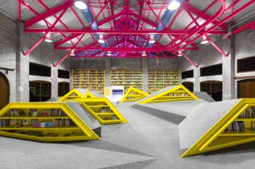 Una fábrica en desuso se convierte en un lugar de lectura gracias a su moderno diseño e iluminación