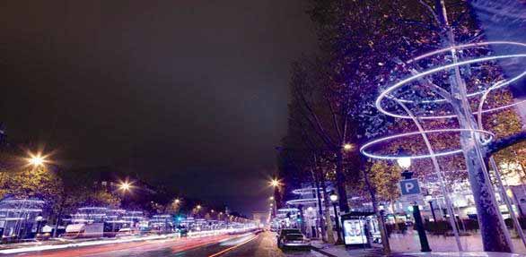 Iluminación LED en los árboles de Champs-Elysees en París