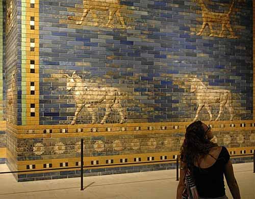  Iluminación en la exposición Babylon en el histórico Museo de Pérgamo en Berlín