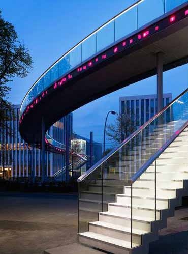 Iluminación LED inteligente para un puente con cruce peatonal