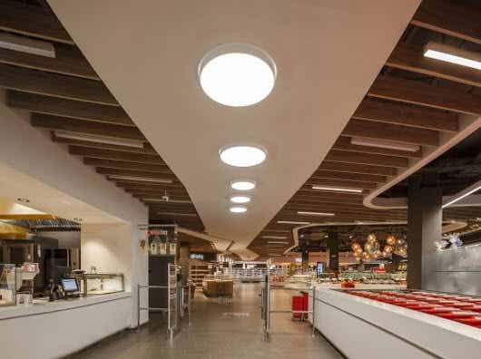 Un techo con un gran diseño y una iluminación correcta hace único a cada sector de este supermercado 
