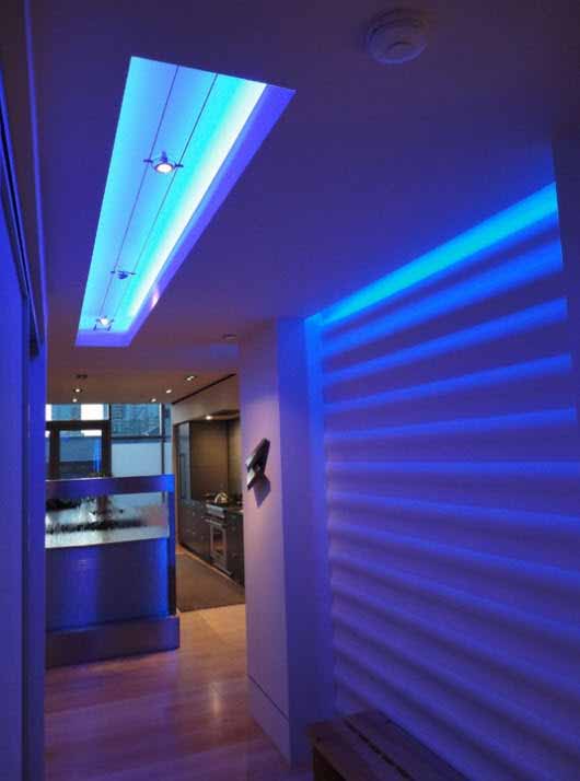Un loft con iluminación LED lleno de colores