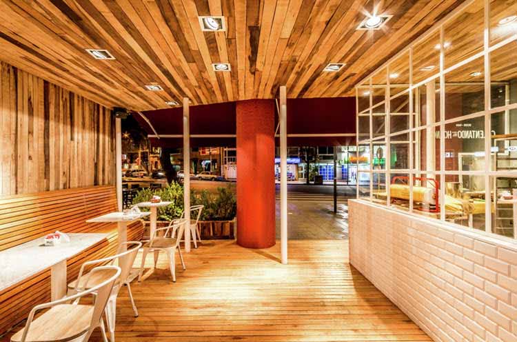 Diseño moderno pero con mucha madera para un local de comidas en la provincia de Córdoba