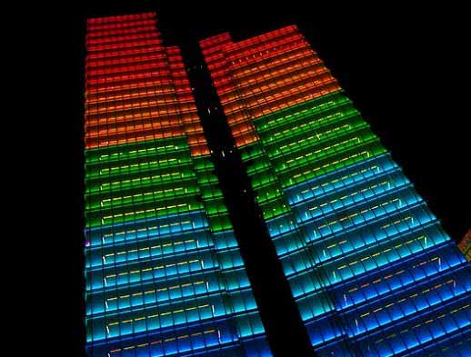 Una torre en Bruselas indica el clima con luces LED en su fachada