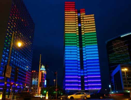 Una torre en Bruselas indica el clima con luces LED en su fachada