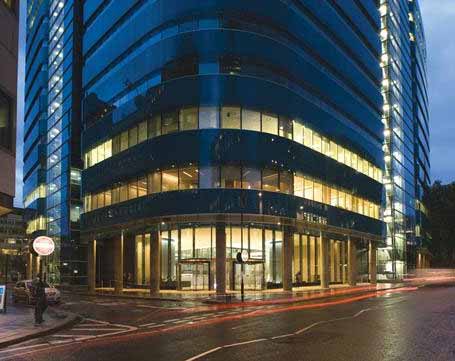 Vida, trabajo e iluminación en el centro financiero de Londres