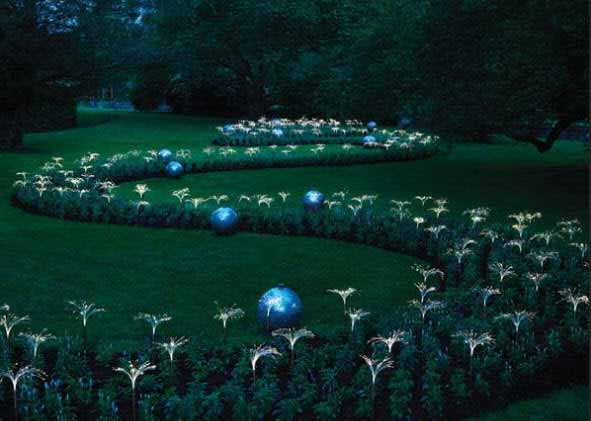 Instalaciones mágicas de Bruce Munro transforman los jardines en un paisaje iluminado