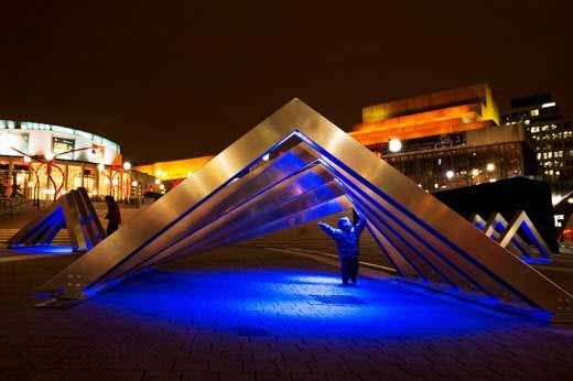 Una instalación que interactúa con la iluminación