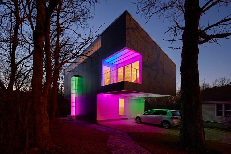 5 casas radiantemente coloreadas