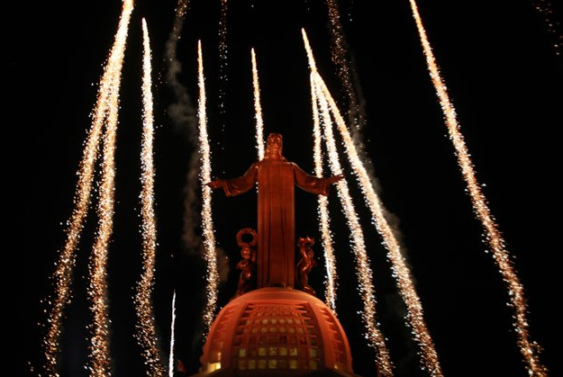 Iluminación de monumento a Cristo Rey en Cerro del Cubilete en México