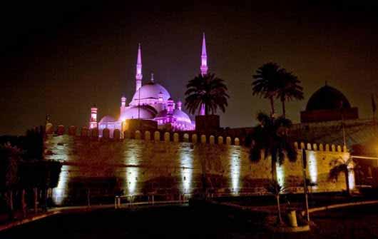 Espectacular iluminación con LED de una mezquita en Egipto