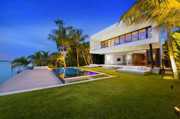 Una casa recientemente estrenada en Miami Beach se llena de luz