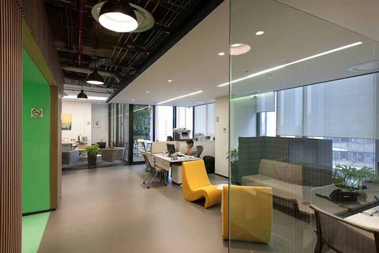 Una oficina moderna muestra su nuevo diseño e iluminación