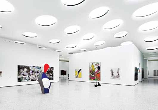 Luminarias que parecen portales de luz para iluminar este museo