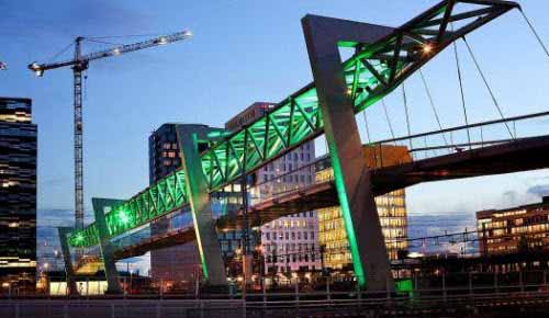 Impactante iluminación en un puente peatonal en Noruega