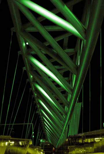 Impactante iluminación en un puente peatonal en Noruega