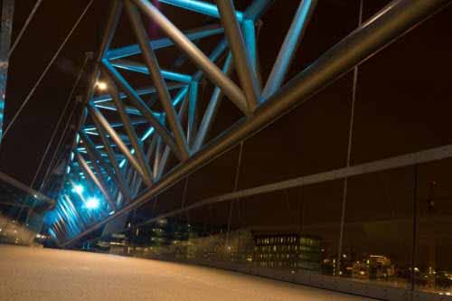 Impactante iluminación en un puente peatonal en Noruega