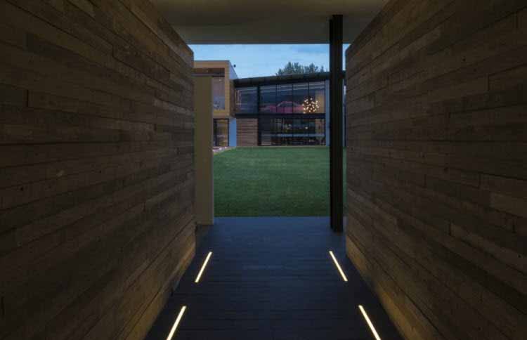 Una gran residencia en México se ilumina con luces LED