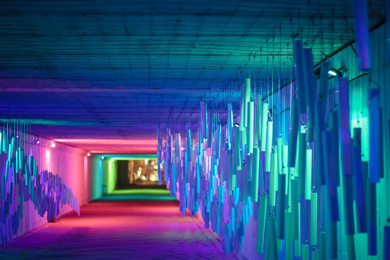 Luces y sonido se combinan para lograr una obra de arte en un paso subterráneo