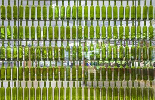 Diseño e iluminación vanguardista en el Restaurante El Merca en Pamplona, España.