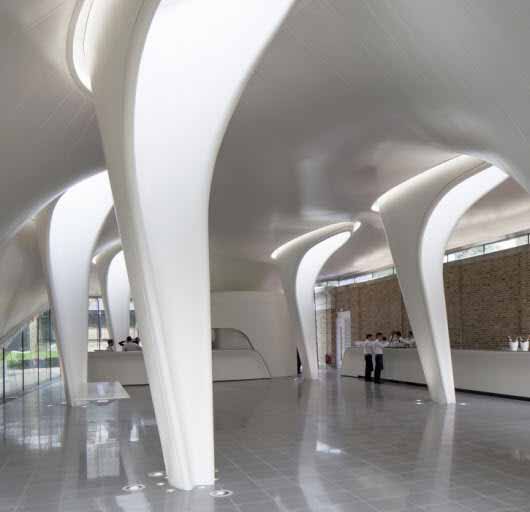 Una galería con forma de serpentina se vuelve una con la naturaleza gracias a su iluminación