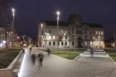 Líneas de luz sobre el piso de un parque dan vida y seguridad a la zona