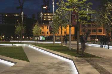 Líneas de luz sobre el piso de un parque dan vida y seguridad a la zona
