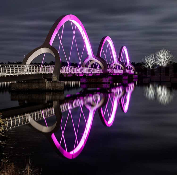 El puente peatonal más largo del mundo se ilumina con tecnología LED