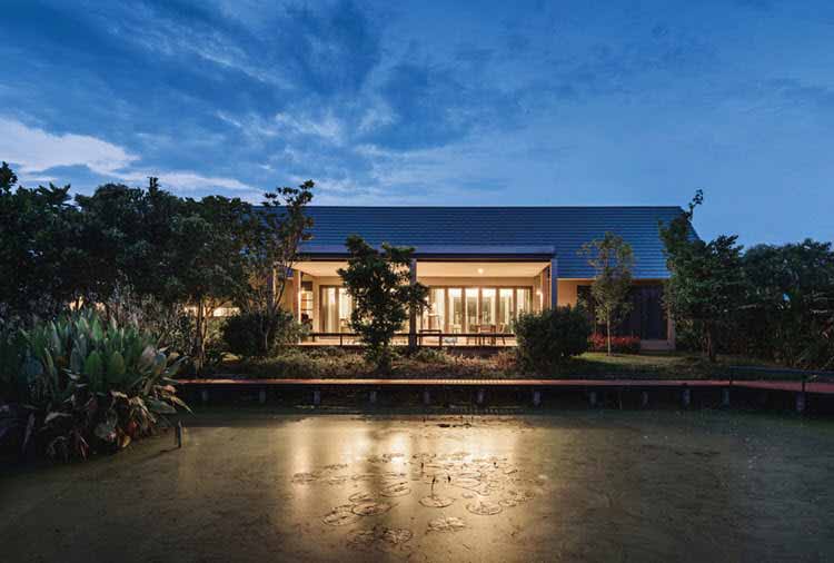 Una casa en Bangkok se destaca por su diseño único y moderno