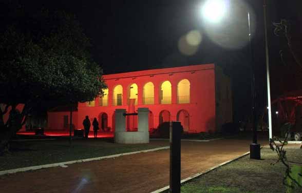 Una renovada iluminación resalta edificios del parque 9 de Julio en Tucumán