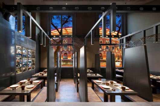 Un restaurante tradicional japonés se ilumina con lo último en iluminación