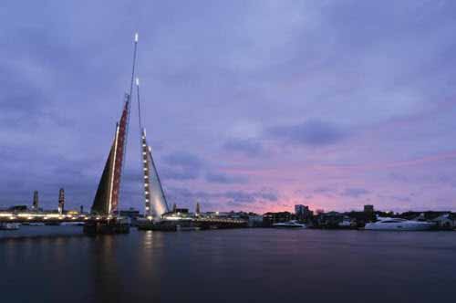 Iluminación en puente levadizo con forma de vela náutica