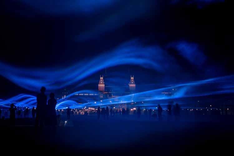 Ilusiones luminosas: espacios interactivos hechos de luz