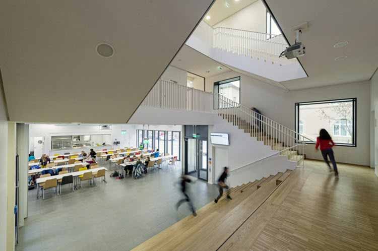 Un nuevo concepto de construcción traduce los movimientos y actividades escolares en el interior de un gimnasio 