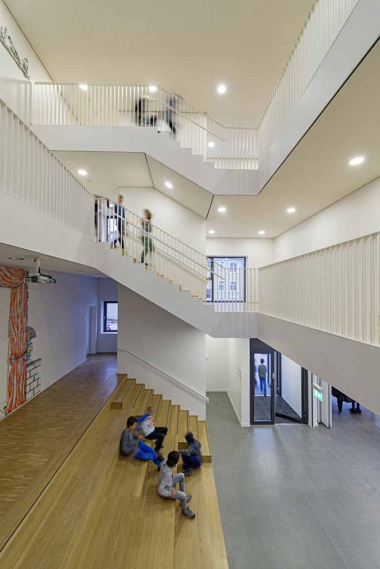 Un nuevo concepto de construcción traduce los movimientos y actividades escolares en el interior de un gimnasio 