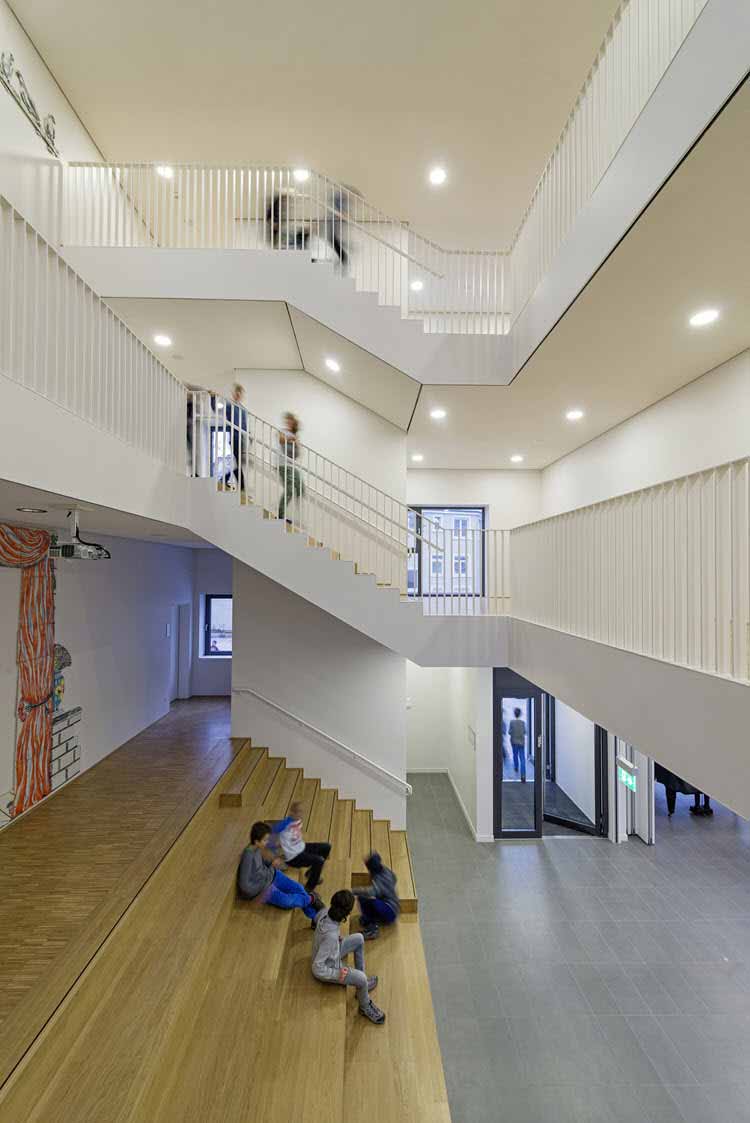 Un nuevo concepto de construcción traduce los movimientos y actividades escolares en el interior de un gimnasio 