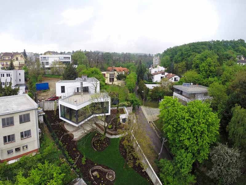 Una casa de familia en medio de árbolas en Eslovaquia