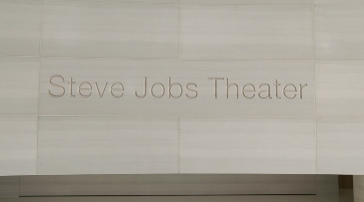 La imponente inauguración del Steve Jobs Theater