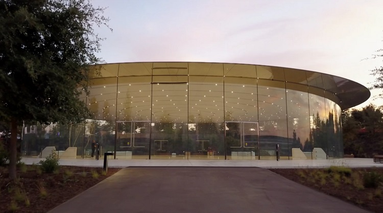 La imponente inauguración del Steve Jobs Theater