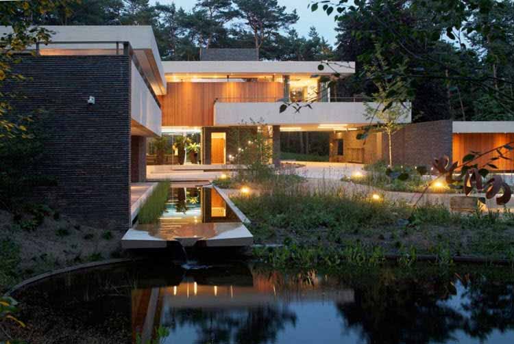 Una casa con mucho estilo en medio de un bosque de pinos