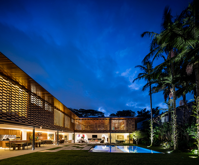 Jacobsen arquitectura: casa en são paulo con paneles de madera 