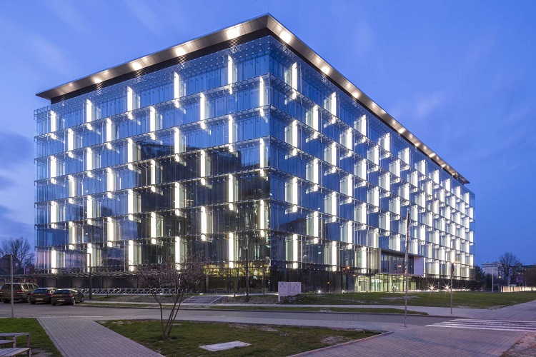 Espectacular edificio de oficinas revestido en cristales