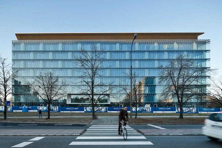 Espectacular edificio de oficinas revestido en cristales