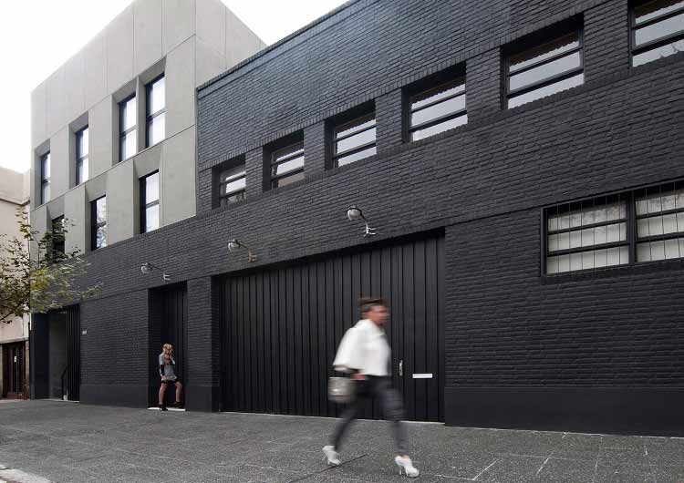 Remodelación de viejas construcciones en un barrio porteño