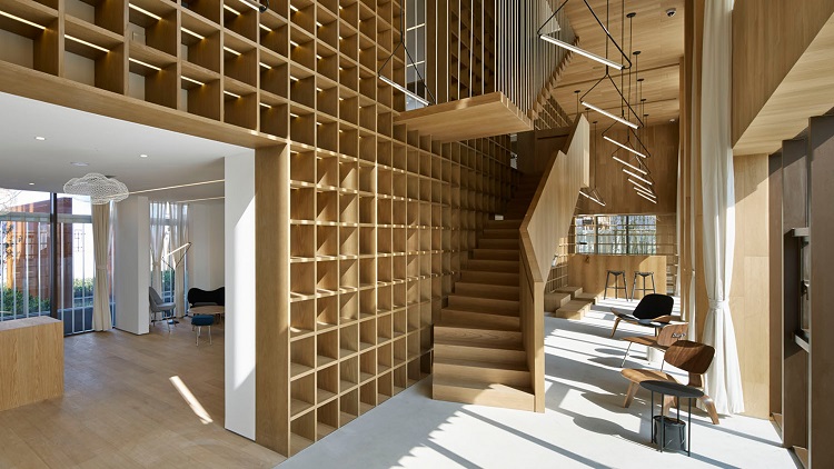 Una moderna librería revestida en madera