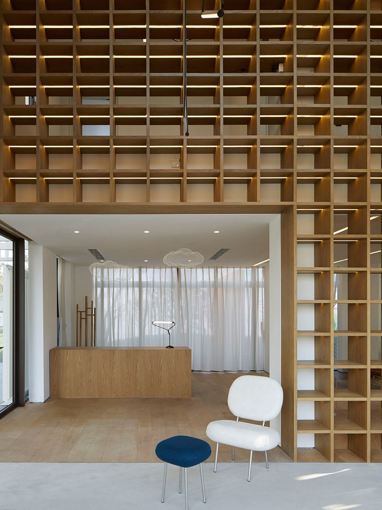 Una moderna librería revestida en madera
